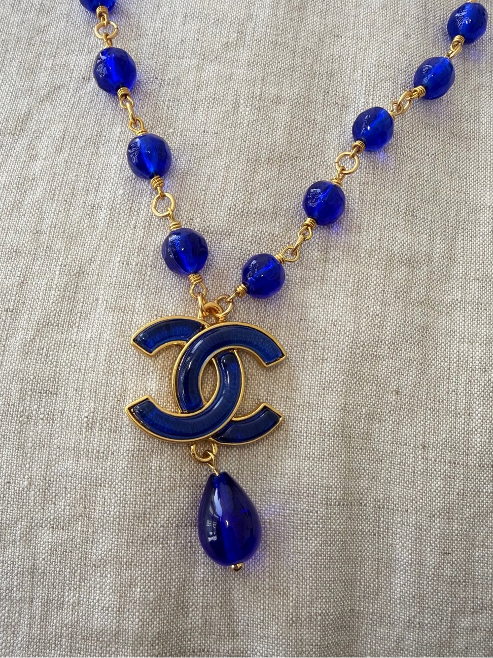 💙Vintage CHANEL Cobalt Blue Beaded CC Drop Necklace with Gold-Tone Chain✨ - Picture 5 of 5